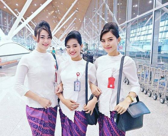 Mau Jadi Pramugari? Ketahui Dulu Syarat, Tes, & Cara Pendaftaran nya